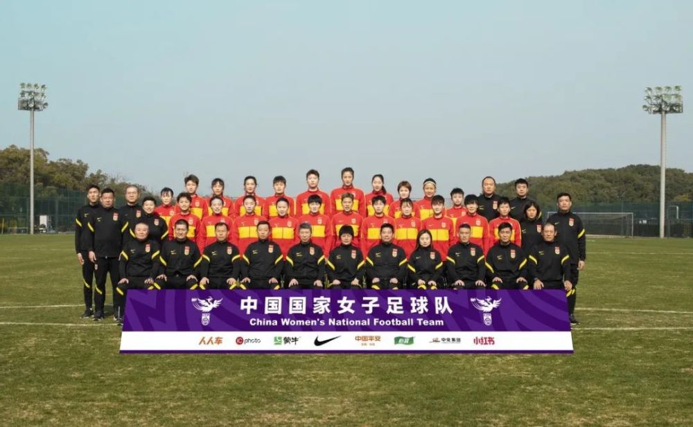 旁边的高俊伟立刻出言讽刺：叶辰，你算个什么东西，也敢在这里质疑刘神医的权威？。